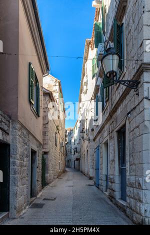 Alte gemütliche Straße in der Altstadt von Split, Dalmatien, Kroatien Stockfoto