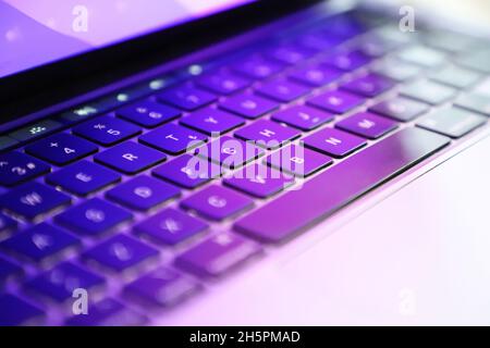 Laptop-Tastatur für Nahaufnahmen mit warmem Licht. Platz für Kopien. Foto mit selektivem Fokus. Stockfoto
