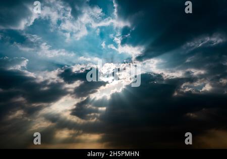 Gott Licht. Dunkler wolkig Himmel mit Sonnenstrahl. Sonne strahlt durch schwarze Wolken. Gott Licht vom Himmel für Hoffnung und treue Konzept. Glaubt an gott. Himmlisch Stockfoto