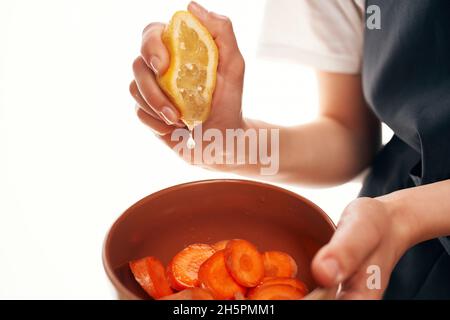 Kochen Salat Hinzufügen von Zutaten gesundes Essen Küche Stockfoto