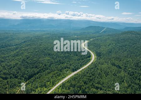 Zickzackstraße in der westsibirischen Taiga-Ökoregion. Baikal, Russland. Stockfoto