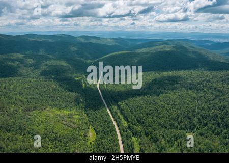 Zickzackstraße in der westsibirischen Taiga-Ökoregion. Baikal, Russland. Stockfoto