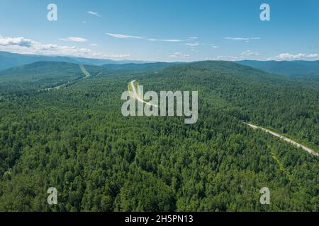 Zickzackstraße in der westsibirischen Taiga-Ökoregion. Baikal, Russland. Stockfoto