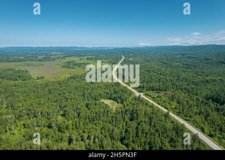 Zickzackstraße in der westsibirischen Taiga-Ökoregion. Baikal, Russland. Stockfoto