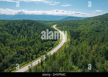 Zickzackstraße in der westsibirischen Taiga-Ökoregion. Baikal, Russland. Stockfoto