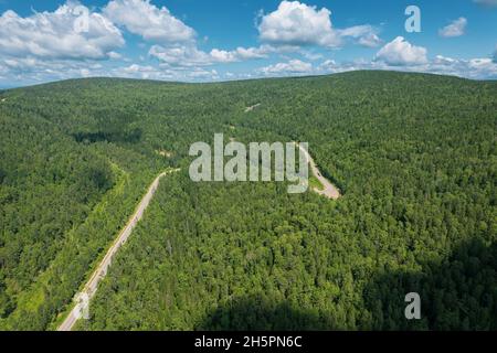 Zickzackstraße in der westsibirischen Taiga-Ökoregion. Baikal, Russland. Stockfoto