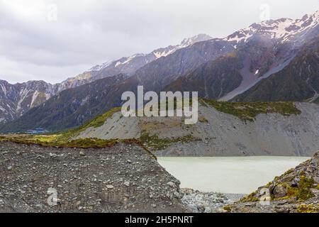 Steile Klippen über dem Lake Mller. Südalpen, Neuseeland Stockfoto