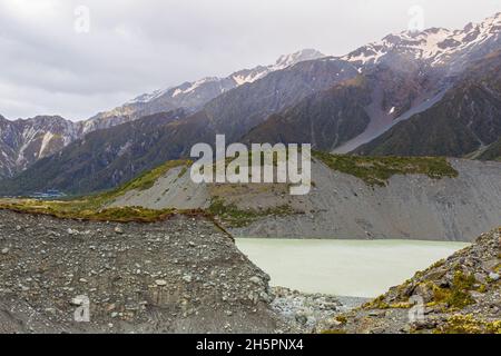 Schiere schneebedeckte Klippen über dem Lake Mller. Südalpen, Neuseeland Stockfoto