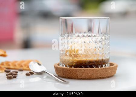 Affogato Kaffee mit Vanilleeis aus Kristallglas auf weißem Marmortisch Stockfoto