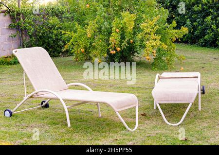 Zwei Sonnenliegen im Hinterhof Stockfoto