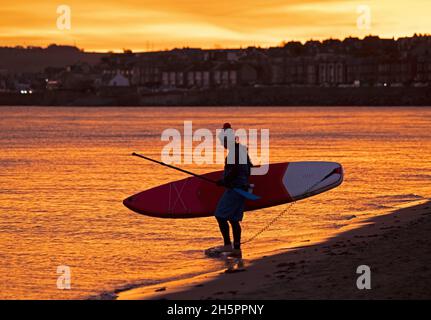 Portobello, Edinburgh, Schottland, Großbritannien. November 2021. Farbenfroher Sonnenaufgang über dem Firth of Forth mit einer Temperatur von 9 Grad. Quelle: Arch White/Alamy Live News. Stockfoto