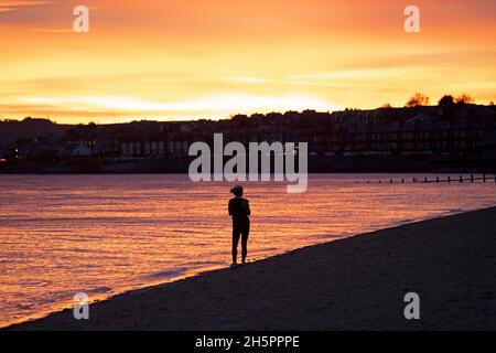 Portobello, Edinburgh, Schottland, Großbritannien. November 2021. Farbenfroher Sonnenaufgang über dem Firth of Forth mit einer Temperatur von 9 Grad. Quelle: Arch White/Alamy Live News. Stockfoto