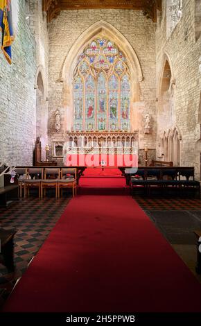 Chor und Heiligtum in der sächsischen entstanden und norman erweitert christlichen Kirche der Heiligen Maria Magdalena im Dorf Geddington, England. Stockfoto