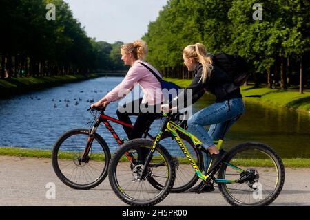 Zwei Frauen reiten zusammen Fahrrad gesund leben Deutschland Europa Radfahren Stockfoto