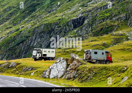 Off Road Overlander Camping an der Transfaragasan Road in Rumänien Stockfoto