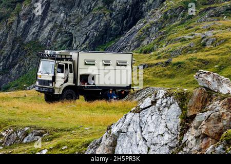 Off Road Overlander Camping an der Transfaragasan Road in Rumänien Stockfoto