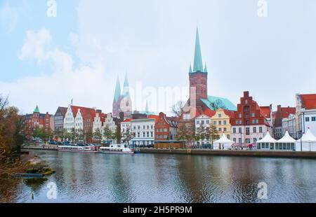 Der Blick auf den Trave-Damm mit abgestuften Giebelfassaden aus mittelalterlichen Häusern und Türmen, Lübeck, Deutschland Stockfoto