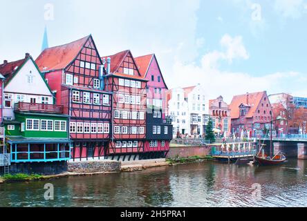 Der alte Hafen an der Ilmenau in der Umgebung von Fachwerkhäusern, Lüneburg, Deutschland Stockfoto