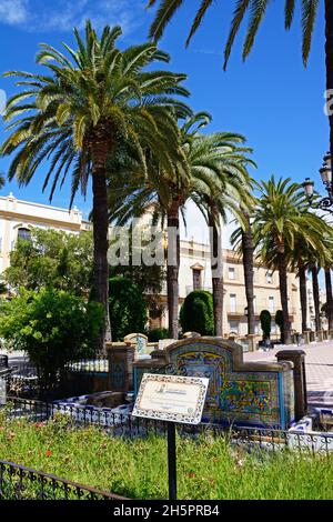 Blick auf die Plaza de la Laguna mit dem Rathaus hinten und einem Keramikschild im Vordergrund, Ayamonte, Provinz Huelva, Andalusien, Spanien, Europ Stockfoto