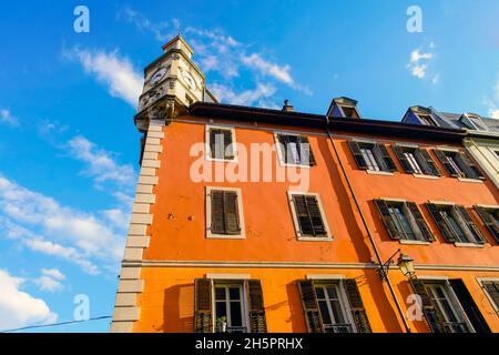 Farbenfrohes, resudentielles Gebäude am Saint-Léger-Platz. Der Place Saint-Léger ist eine historische Fußgängerzone in der Stadt Chambéry in der Savoie d'Savoie Stockfoto