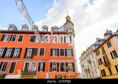 Farbenfrohes, resudentielles Gebäude am Saint-Léger-Platz. Der Place Saint-Léger ist eine historische Fußgängerzone in der Stadt Chambéry in der Savoie d'Savoie Stockfoto