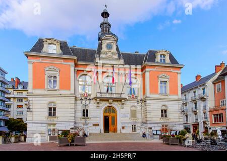 Vorderansicht des Rathauses von Chambery (Hôtel de ville) auf dem Wüstenplatz.der Stadt Chambéry im Département Savoie in der Region Auvergne-Rhône-Alpes in Stockfoto