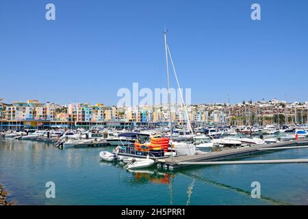 Boote und Yachten in der Marina mit Gebäuden auf der Rückseite, Albufeira, Algarve, Portugal, Europa günstig. Stockfoto