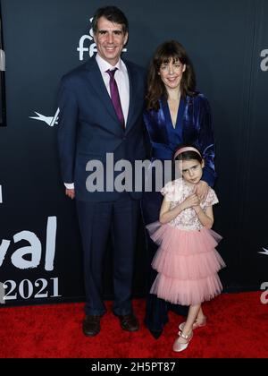 Hollywood, Usa. November 2021. HOLLYWOOD, LOS ANGELES, KALIFORNIEN, USA - 10. NOVEMBER: Samuel Spencer, Frau/Kameramann Alice Brooks und Tochter June Spencer kommen beim AFI Fest 2021 an - Eröffnungsnacht Galapremiere von Netflix's 'tick, tickÉBOOM!' Am 10. November 2021 im TCL Chinese Theatre IMAX in Hollywood, Los Angeles, Kalifornien, USA. (Foto von Xavier Collin/Image Press Agency) Quelle: Image Press Agency/Alamy Live News Stockfoto