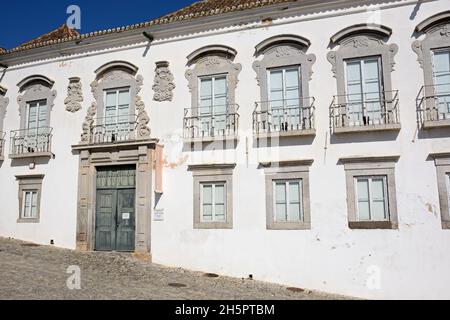 Blick auf den Palacio de Galeria museum Gebäude entlang Calcada da Galeria in der Altstadt, Tavira, Algarve, Portugal, Europa. Stockfoto