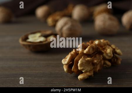 Walnüsse mit Küchentuch auf Holzhintergrund Stockfoto