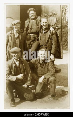 Ursprüngliche Postkarte aus den frühen 1920er Jahren von Männern der Arbeiterklasse außerhalb ihres Lieferwagens, möglicherweise Telekommunikationsingenieuren, Frankreich. Veröffentlicht 1928, Stockfoto