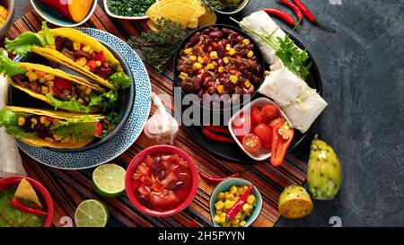 Mexikanisches Essen, viele Gerichte der mexikanischen Küche auf dunklem Hintergrund Stockfoto