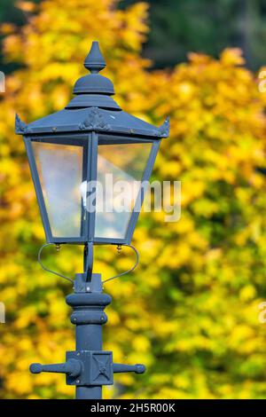 viktorianische Lampe Standard oder Laternenpfosten umgewandelt, um Strom, Straßenlaterne, Straßenlaterne, alte Mode, historische Laterne, Vintage Laterne, viktorianisch. Stockfoto