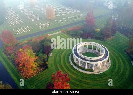 Der frühe Morgennebel am Waffenstillstandstag über dem 1939-1945 Memorial auf dem Brookwood Military Cemetery der Commonwealth war Graves Commission in Woking Surrey. Menschen in ganz Großbritannien werden um 11 Uhr ein zweiminütiges Schweigen halten, um sich an die Kriegtot zu erinnern. Bilddatum: Donnerstag, 11. November 2021. Stockfoto