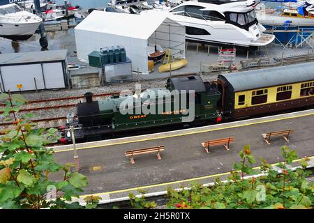 Die Dampfmaschine Nr. 5526 nähert sich der Kingswear Station (für Dartmouth) an der Spitze des Zuges von Paignton auf der Dartmouth Steam Railway. Stockfoto