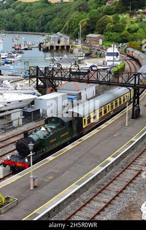 Die Dampfmaschine Nr. 5526 nähert sich der Kingswear Station (für Dartmouth) an der Spitze des Zuges von Paignton auf der Dartmouth Steam Railway. Stockfoto