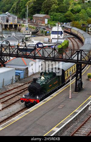 Die Dampfmaschine Nr. 5526 nähert sich der Kingswear Station (für Dartmouth) an der Spitze des Zuges von Paignton auf der Dartmouth Steam Railway. Stockfoto