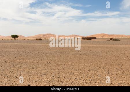 Bereber Hütten und Sanddünen in der Wüste. Erg Chebbi Sahara. Marokko Stockfoto