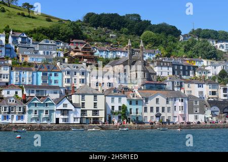 Ein Blick auf die Häuser am Flussufer und andere Anwesen mit Blick auf den Fluss Dart in Dartmouth. . Ehemalige St. Barnabas Kirche im Zentrum. Stockfoto