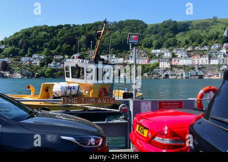 Ein Blick auf den Schlepper, der die Lower Ferry über den River Dart fährt, mit Blick auf Dartmouth dahinter. Diese Fähre bringt sowohl Autos als auch Fußpassagiere. Stockfoto