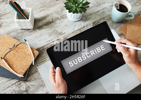 Schaltfläche „Abonnieren“ auf dem Gerätebildschirm. Internet und digitales Marketing-Konzept. Stockfoto