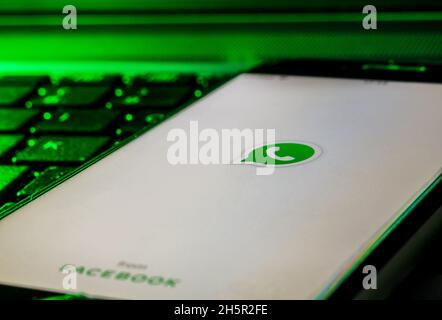 Smartphone auf einer Computertastatur mit dem Whatsapp App Logo Stockfoto