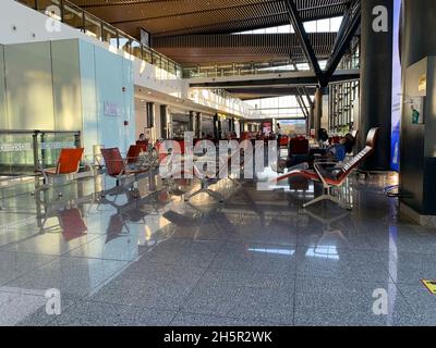 Nur-Sultan - KASACHSTAN - 5. September 2021: Internationaler Flughafen Astana Nursultan Nazarbayev, TSE in nur Sultan. Abflughalle des Flughafens Stockfoto