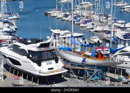 Ein Blick auf einen Teil der Dartmouth Marina auf der Kingswear-Seite des Flusses Dart in South Devon. Stockfoto