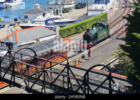 Die Dampfmaschine Nr. 5526 nähert sich den Wagen ihres Zuges für die Rückfahrt von Kingswear (Dartmouth) nach Paignton. Klasse 4575 A 2-6-2. Stockfoto