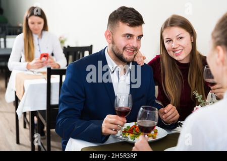 Freunde essen im Restaurant zu Abend Stockfoto