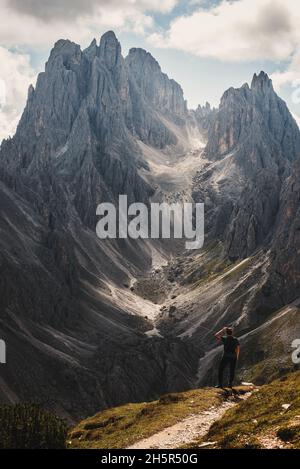 Frau, die die Landschaft von Cadini di Misurina, Italien, betrachtet Stockfoto