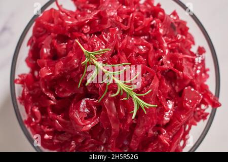 Rotkohlsauerkraut in einer Glasschüssel serviert Stockfoto