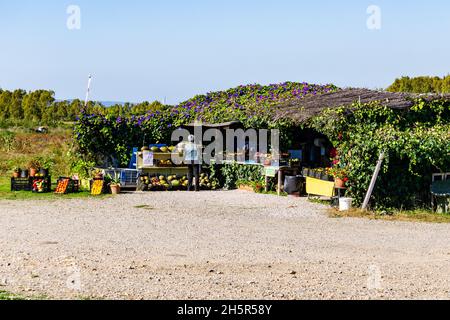 Blick auf den Marktstand im Freien in Italien. Stockfoto