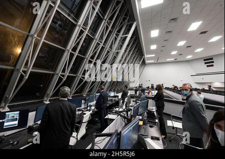 NASA und SpaceX-Beamte überwachen den Start einer SpaceX Falcon 9-Rakete, die die Crew Dragon-Sonde des Unternehmens auf der Crew-3-Mission mit den NASA-Astronauten Raja Chari, Tom Marshburn, Kayla Barron, Und der ESA-Astronaut Matthias Maurer an Bord, Mittwoch, den 10. November 2021, im Feuerraum vier des Launch Control Center im NASAs Kennedy Space Center in Florida. Die SpaceX Crew-3-Mission ist die dritte Rundungsmission der Raumsonde SpaceX Crew Dragon und der Falcon 9-Rakete zur Internationalen Raumstation im Rahmen des agencys Commercial Crew Program. NASAs Chari, Stockfoto